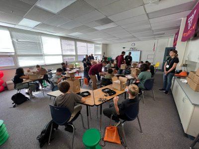 教室里的学生正在组装无人机