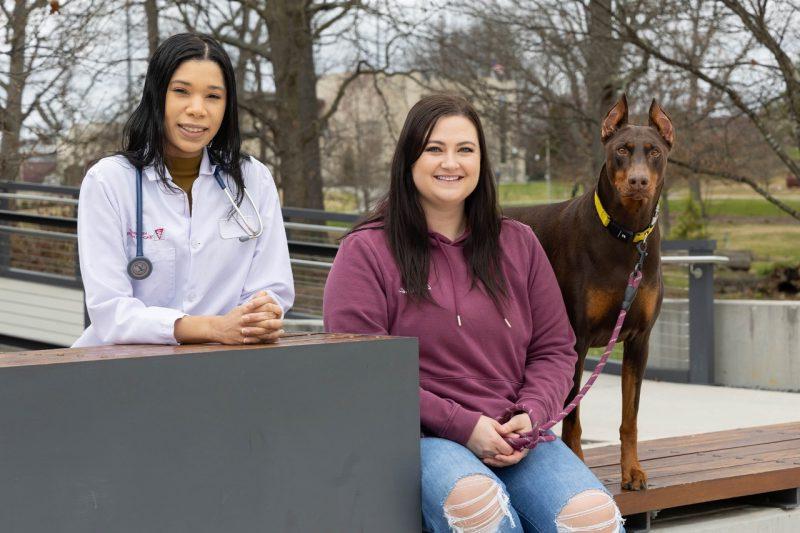 (From left) 奥克利眼镜 Milam , MacKenzie Milam, and Sierra Travis in front of the veterinary college.. 